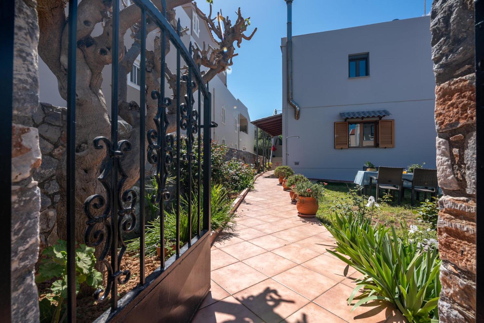 Litinakis Studios Sea View & Litinakis Studios Garden View 700 Meters Away Agia Marina  Bagian luar foto